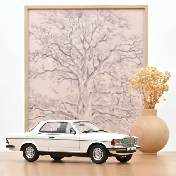 Norev Mercedes-Benz 280 CE 1980 Blanc Classique 1:18 scale diecast model car