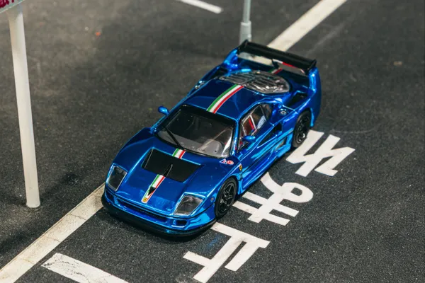 Tarmac Works Ferrari F40 LM Chrome Blue 1:64 scale diecast model car