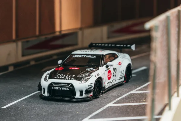 Tarmac Works LB-WORKS NISSAN GT-R R35 type 2 White 1:64 scale diecast model car